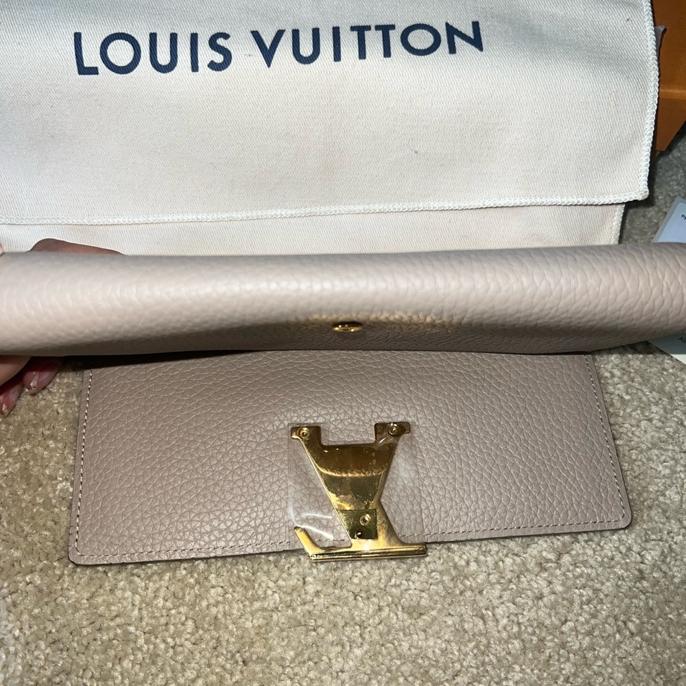 Louis Vuitton
Capucines leather wallet